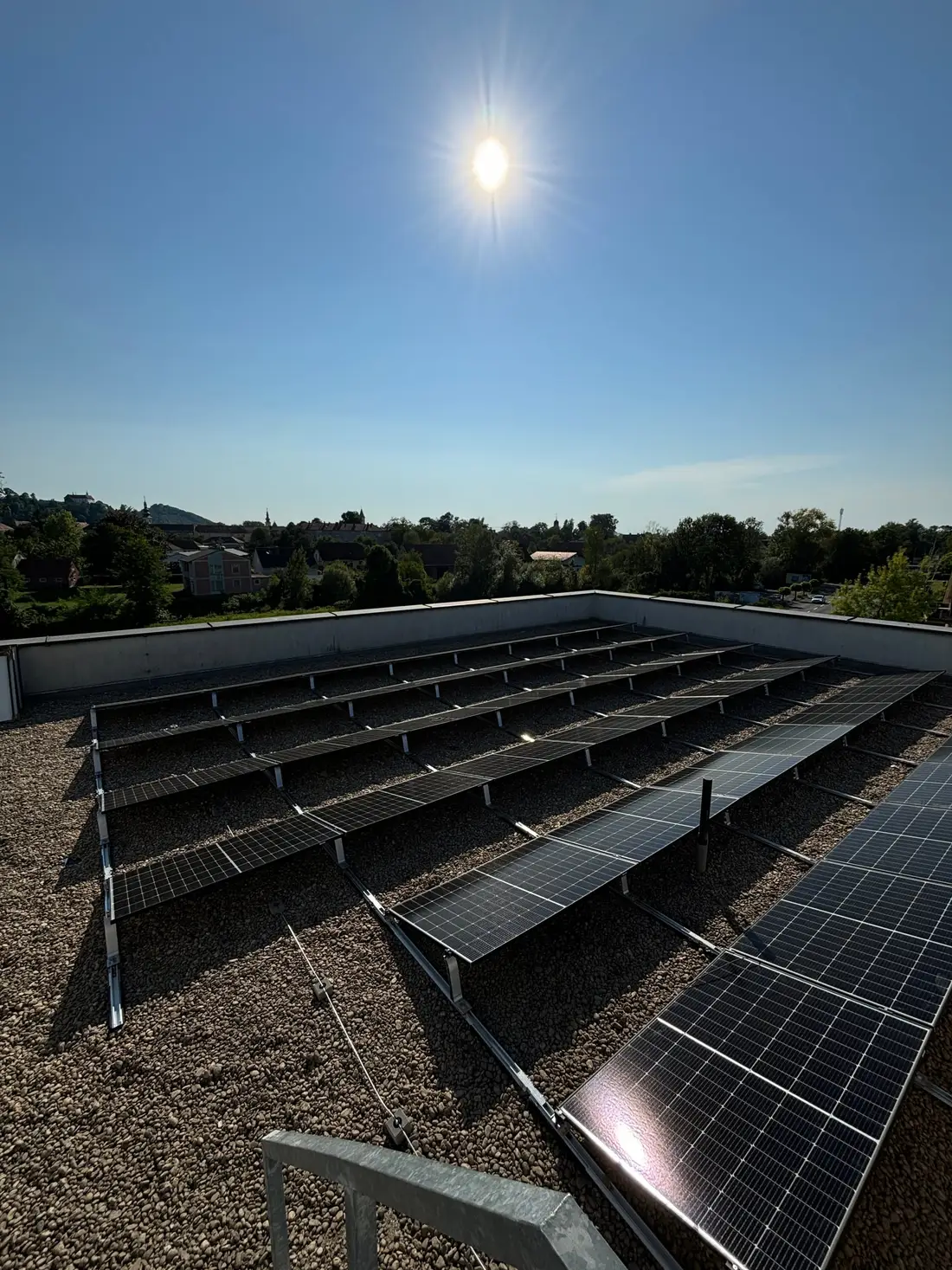 Sončna elektrarna na strehi poslovnega ali industrijskega objekta