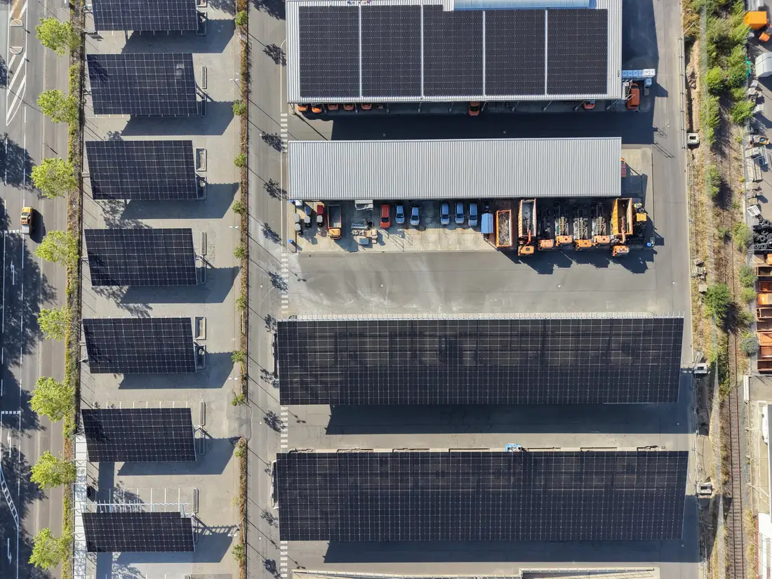 Sončna elektrarna na strehi poslovnega ali industrijskega objekta