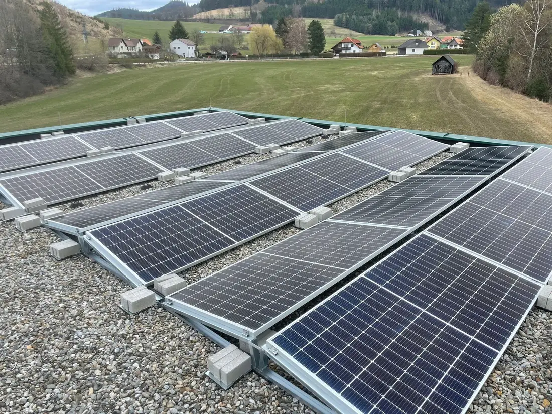 Sončna elektrarna na strehi poslovnega ali industrijskega objekta