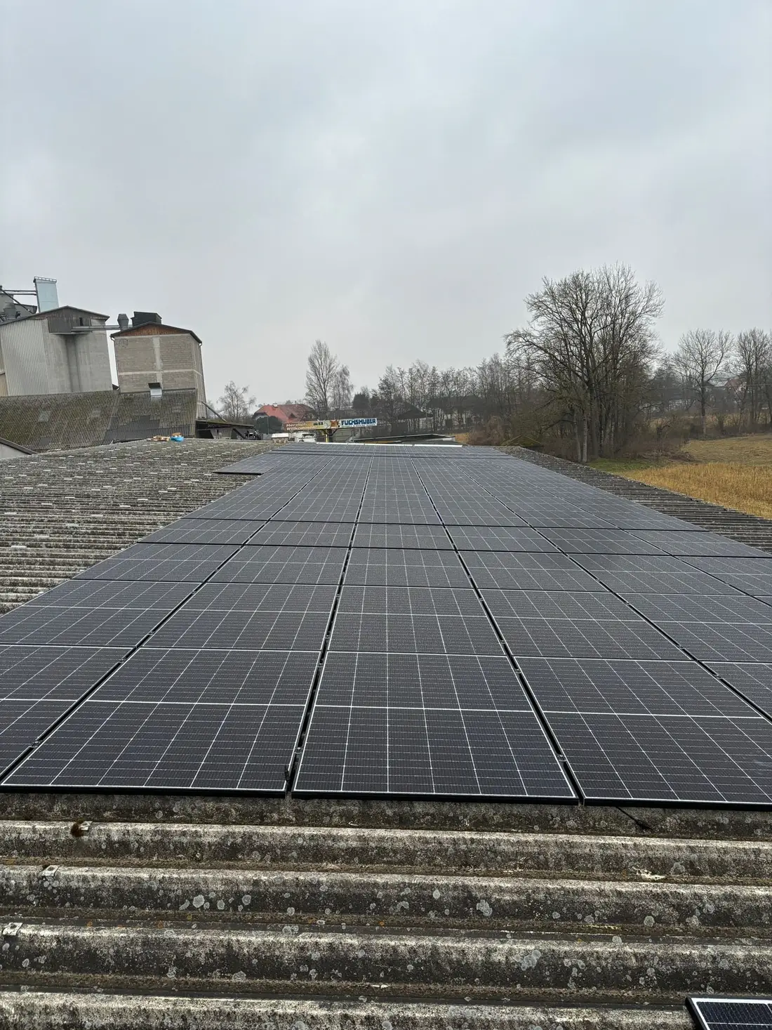 Sončna elektrarna na strehi poslovnega ali industrijskega objekta