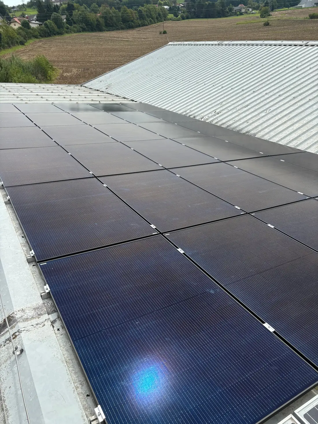 Sončna elektrarna na strehi poslovnega ali industrijskega objekta