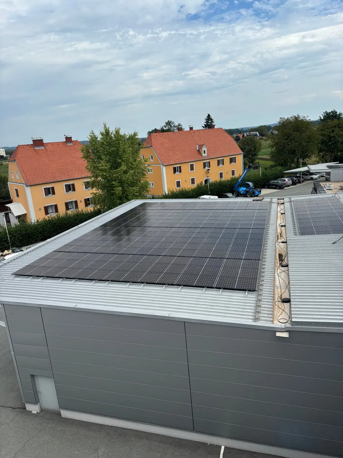 Sončna elektrarna na strehi poslovnega ali industrijskega objekta
