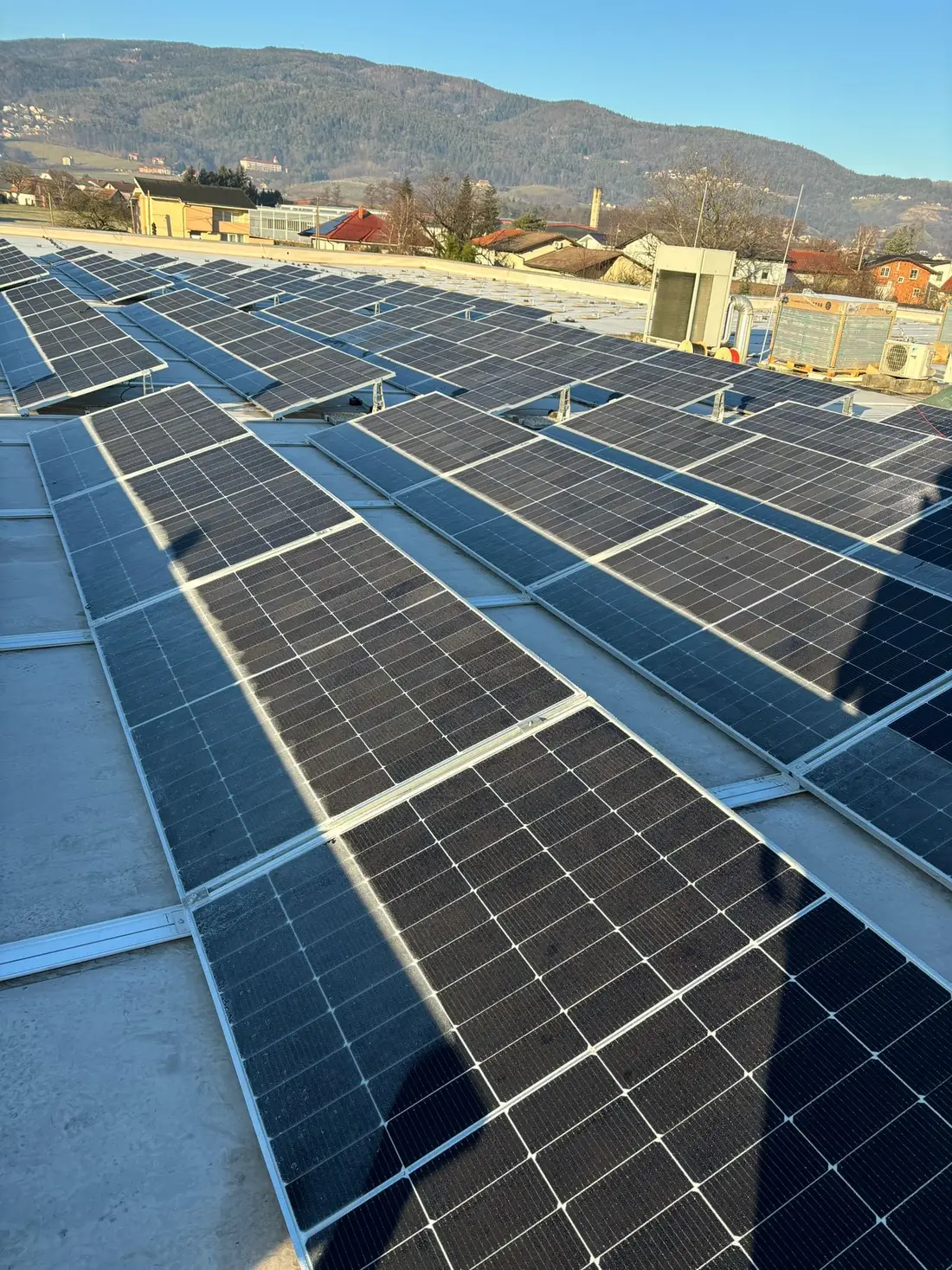 Sončna elektrarna na strehi poslovnega ali industrijskega objekta
